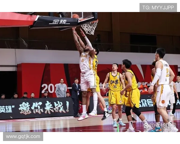 杭州篮球队意识争议引发热议球迷对战术选择与团队协作的看法碰撞