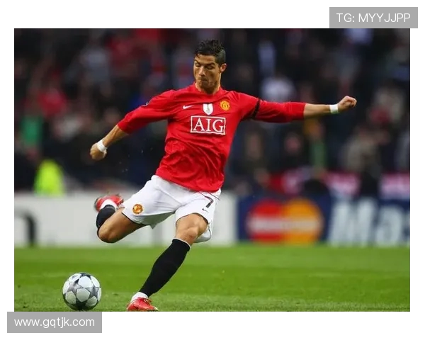 球迷冲进场内抢C罗球衣欧冠赛场上演奇葩一幕引发热议 球迷冲进场内抢C罗球衣欧冠赛场上演奇葩一幕引发热议