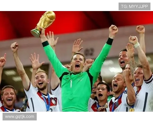 诺伊尔：足球场上的铁壁守护者与传奇门将的辉煌历程