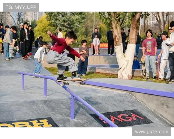 重庆街舞队在滑板精英赛中的拼搏历程与荣耀时刻揭秘
