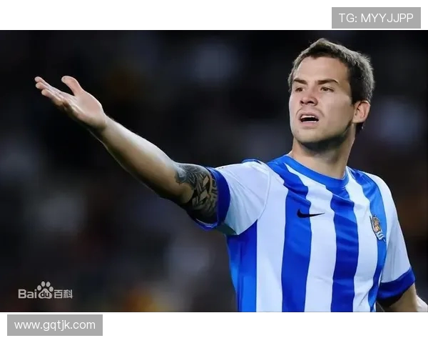 马丁内斯的传奇旅程：从青涩球员到足球巨星的蜕变与荣耀