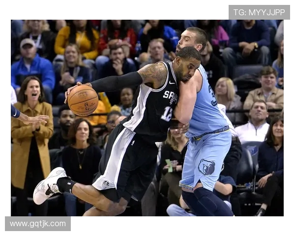 马刺与灰熊激战正酣NBA直播精彩瞬间不容错过